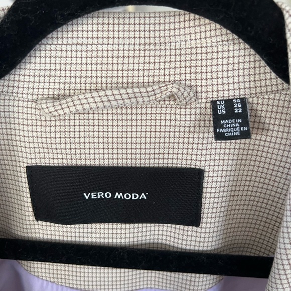 Adorable Vera Moda plaid blazer - Picture 2 of 4